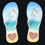 Chanclas Dama de honor tropical del corazón de la boda de<br><div class="desc">Las sandalias color de rosa personalizadas, de moda del flip-flop del boda de playa del corazón del oro para las damas de honor y otros miembros del fondo nupcial del partido son una escena tropical de la playa con las palmeras contra un cielo azul bonito y una luz del sol...</div>