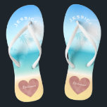 Chanclas Dama de honor tropical del corazón de la boda de<br><div class="desc">Las sandalias color de rosa personalizadas, de moda del flip-flop del boda de playa del corazón del oro para las damas de honor y otros miembros del fondo nupcial del partido son una escena tropical de la playa con las palmeras contra un cielo azul bonito y una luz del sol...</div>