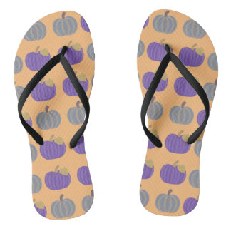 Chanclas de calabazas grises y moradas de otoño