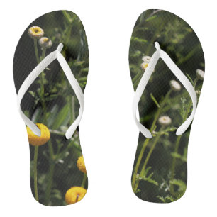 Chanclas de flores blancas y amarillas pequeñas