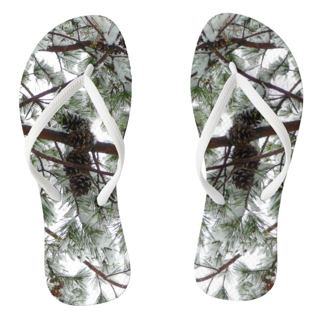 Chanclas Debajo de la foto del invierno de un pino cubierto (Plantilla)