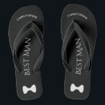 Chanclas Divertido simple Mejor Hombre Nombre y Bow Tie Bod<br><div class="desc">Estas divertidas chanclas son una buena manera de agradecer al mejor hombre de tu boda, y una maravillosa manera de darle un respiro a sus pies después de un largo día! Presentan un diseño sencillo de blanco sobre negro con su nombre en la parte superior, las palabras "Mejor hombre" escritas...</div>