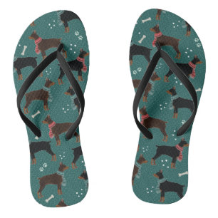 Chanclas Dobermanes rojos y negros en el patrón invernal de