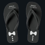 Chanclas El burlón del esmoquín del esmoquín del Boda negro<br><div class="desc">Estas lindas chancletas son la manera perfecta para que el novio le saque los zapatos y celebre su boda en la recepción. Presentan un lindo y divertido diseño burlón de esmoquin que es simple, lindo y divertido con una corbata blanca y botones en un fondo negro con su nombre y...</div>