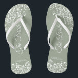 Chanclas El encaje blanco sobre el verde sabio La novia ele<br><div class="desc">Baile la noche con estos hermosos chanclos bodas. Diseñadas para la novia, cuentan con un diseño sencillo y elegante, con letras de guiones elegantes sobre un fondo verde sabio y rizos y remolinos de encajes blancos. Hermosa manera de mantenerse elegante y apropiado mientras se descansan los pies después de un...</div>