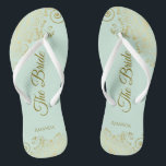 Chanclas El encaje de oro en la menta verde la novia elegan<br><div class="desc">Baile la noche con estos hermosos chanclos bodas. Diseñadas para la novia, cuentan con un diseño sencillo y elegante, con letras de guion doradas sobre un fondo verde neormenta claro y elegantes rizos de encaje dorado y remolinos. Hermosa manera de mantenerse elegante y apropiado mientras se descansan los pies después...</div>