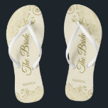 Chanclas El encaje dorado en el Crema de Marfil La novia el<br><div class="desc">Baile la noche con estos hermosos chanclos bodas. Diseñadas para la novia, cuentan con un diseño sencillo y elegante, con letras de guijarros de color dorado sobre un fondo de marfil o crema y elegantes rizos de encaje dorado y remolinos. Hermosa manera de mantenerse elegante y apropiado mientras se descansan...</div>