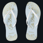 Chanclas El encaje dorado sobre el azul polvo La novia eleg<br><div class="desc">Baile la noche con estos hermosos chanclos bodas. Diseñadas para la novia, cuentan con un diseño sencillo y elegante, con letras de guion doradas sobre un fondo azul en polvo claro y elegantes rizos de encaje dorado y remolinos. Hermosa manera de mantenerse elegante y apropiado mientras se descansan los pies...</div>