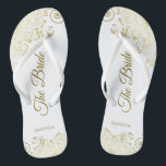 Chanclas El encaje dorado sobre el blanco La novia elegante<br><div class="desc">Baile la noche con estos hermosos chanclos bodas. Diseñadas para la novia, cuentan con un diseño sencillo y elegante, con letras de guiones de color dorado sobre un fondo blanco y elegantes rizos de encaje dorado y remolinos. Hermosa manera de mantenerse elegante y apropiado mientras se descansan los pies después...</div>