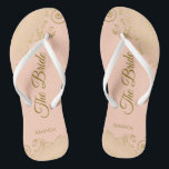 Chanclas El encaje dorado sobre el coral Peach The Bride El<br><div class="desc">Baile la noche con estos hermosos chanclos bodas. Diseñadas para la novia, cuentan con un diseño sencillo y elegante, con letras de guijarros de color dorado sobre un fondo de color naranja claro o melocotón de coral y elegantes rizos de encaje dorado y remolinos. Hermosa manera de mantenerse elegante y...</div>