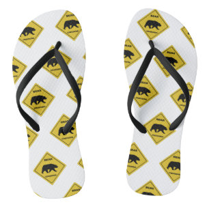 Chanclas El oso de SlipperyJoe cruzando la silueta del oso