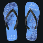 Chanclas Elegante Boda de Moda chinoyana azul recién casado<br><div class="desc">Con un ilustracion chinoiserie de estampado floral sobre el fondo azul, y tipografía de palabras bodas, estas elegantes chanclas son una idea azul bonito para su boda. Le añadirán una elegante dosis de glam a su día de boda, fiesta de soltera u otra celebración. ♥ Personalizar con la redacción utilizando...</div>