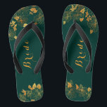 Chanclas Elegante Boda Novia Esmeralda Verde y Foliage de O<br><div class="desc">Estos elegantes flops de follaje verde esmeralda boda Bride y oro presentan un patrón follaje dorado y una tipografía moderna sobre un eterno fondo verde oscuro. Vea la colección en esta página para encontrar elementos coincidentes. ♥ con su información. (H) Si desea cambiar el estilo de letra, color o ubicación...</div>