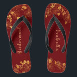 Chanclas Elegante dama de honor Borgoña Profunda y Floral d<br><div class="desc">Esta elegante dama de honor, la Borgoña Profunda y la flor dorada floral flops, tienen un fondo burdeos oscuro, adornado con un intrincado patrón dorado de vegetación floral y una tipografía moderna de personalizable. La combinación de los ricos burdeos y el oro brillante crean una estética elegante y lujosa. Es...</div>