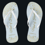 Chanclas Elegante doncella dorada de honor Boda azul pálido<br><div class="desc">Estas hermosas chancletas de boda son una gran manera de agradecer y reconocer a su empleada de honor mientras salva sus pies al mismo tiempo. Presenta un diseño elegante con detalles de encaje dorado sobre un fondo azul pálido en polvo y elegantes letras de guiones de color dorado. En el...</div>