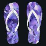 Chanclas Elegante floral de púrpura profundo periwinkle hid<br><div class="desc">Hirgueras románticas de color púrpura profundo- fotografía de H Cooper- una vista de mis jardines</div>