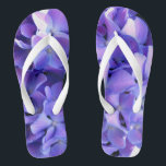 Chanclas Elegante floral de púrpura profundo periwinkle hid<br><div class="desc">Hirgueras románticas de color púrpura profundo- fotografía de H Cooper- una vista de mis jardines</div>