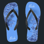 Chanclas Elegante patrón floral azul Boda novia<br><div class="desc">Con un ilustracion de línea de patrón floral sobre el fondo azul, estos elegantes chanclas son una bonito de algo azul para su boda. Le añadirán una elegante dosis de glam a su día de boda, fiesta de soltera u otra celebración. ♥ Personalizar con la redacción utilizando los campos de...</div>