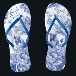 Chanclas Elegante regalo de la tribu de novias Boda de flor<br><div class="desc">El diseño presenta una deliciosa variedad de flores de loto y mariposas, representadas en un esquema de color azul y blanco que evoca la elegancia de la moda chinoiserie, que recuerda el clásico patrón de sauce azul. Añade tu texto para hacer fácilmente tus propios regalos hermosos y memorables para los...</div>