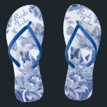 Chanclas Elegante regalo de la tribu de novias Boda de flor<br><div class="desc">El diseño presenta una deliciosa variedad de flores de loto y mariposas, representadas en un esquema de color azul y blanco que evoca la elegancia de la moda chinoiserie, que recuerda el clásico patrón de sauce azul. Añade tu texto para hacer fácilmente tus propios regalos hermosos y memorables para los...</div>