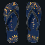 Chanclas Elegante tribu de novias de oro de la marina de fl<br><div class="desc">Estos elegantes trajes de follaje dorado de la tribu de las novias, flechas de color azul marino, tienen un fondo azul oscuro adornado con un intrincado patrón dorado de vegetación floral y una tipografía moderna de personalizable. La combinación de la armada rica y el oro brillante crean una estética elegante...</div>