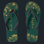 Chanclas Elegante tribu de novias Foliage verde esmeralda y<br><div class="desc">Estos elegantes flops de follaje verde esmeralda y dorado de la tribu de las novias presentan un patrón follaje dorado y una tipografía moderna sobre un eterno fondo verde oscuro. Es un hermoso regalo para tu tribu de novias. Vea la colección en esta página para encontrar elementos coincidentes. ♥ con...</div>