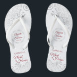 Chanclas Elegante vestido plateado y doncella roja de Boda<br><div class="desc">Estos lindos chanclos son una manera divertida de agradecer y reconocer a la empleada de honor a su boda. Presenta un diseño elegante con encaje gris plateado sobre fondo blanco y elegantes letras de guión rojo crimson. Hay espacio para su nombre y título, así como los nombres de la pareja...</div>