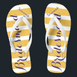 Chanclas Empleada doméstica de honor morado amarillo mostaz<br><div class="desc">Patrón de rayas amarillas y moradas de mostaza - Cambie a cualquier color haciendo clic en personalizar. Y di lo que quieras. Haz de estos unos pequeños "flops" que tengan tu mensaje. ¡Habla de la playa!</div>