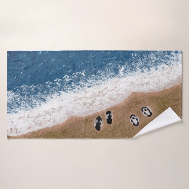 Chanclas en la arena de la playa (Toalla de baño)
