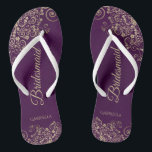 Chanclas Encaje Dorado sobre Morado Ciruela Chic Desposada<br><div class="desc">Estas elegantes chanclas de boda son una excelente manera de agradecer y reconocer a tus damas de honor, mientras les dan un descanso a sus pies después de un largo día. El hermoso diseño presenta un elegante diseño con volantes de encaje dorado sobre un fondo de color morado ciruela y...</div>