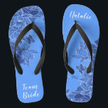 Chanclas Equipo personalizado Bride Favor Blue Lotus Floral<br><div class="desc">Con un elaborado ilustracion de azul Lotus floral, estas elegantes y modernas chancletas son un regalo memorable para los miembros de la fiesta nupcial: novia, dama de honor, madre/tía de la novia... Le añadirán una elegante dosis de glam a su día de boda, fiesta de soltera u otra celebración. ♥...</div>