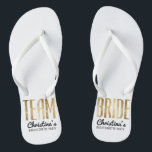 Chanclas Falsa novia elegante del equipo del oro que casa<br><div class="desc">Falso esquema impreso elegante, elegante, y moderno del oro, flips-flopes del recuerdo de la novia del equipo. Este diseño clásico y sofisticado es perfecto para la dama de honor o la criada del honor con clase, de moda, y elegante. Llévelos al fiesta del bachelorette o a cualquier acontecimiento de la...</div>