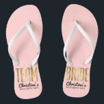 Chanclas Falsa novia elegante del equipo del oro que casa<br><div class="desc">Falso rosa impreso elegante, elegante, y moderno del cuarzo color de rosa del esquema del oro, flips-flopes del recuerdo de la novia del equipo. Este diseño clásico y sofisticado es perfecto para la dama de honor o la criada del honor con clase, de moda, y elegante. Llévelos al fiesta del...</div>