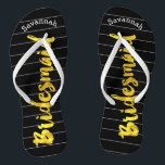 Chanclas Faux Gold personalizado de la dama de honor o cual<br><div class="desc">Patrón de franjas blancas y negras de oro falso - Cambie a cualquier color haciendo clic en personalizar. Personalizado con su nombre o cualquier otro título o su texto aquí. ¡Puedes cambiar el color de la negra vaporilla! Coincidir con cualquier evento o convertirlos en su color favorito con la combinación...</div>