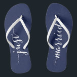 Chanclas Fiesta de la boda azul de la marina recién casada<br><div class="desc">Solo casada simple fiesta de boda azul marino chancletas con correas delgadas</div>