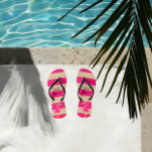 Chanclas Flamingo rosa personalizado<br><div class="desc">Personalizar estos fluletos de flamingo rosado de cualquier manera que elija! Cada zapato se puede personalizar individualmente. ¡Genial para las mucamas de novia,  fiestas de soltero,  sororías o sólo para ti mismo!</div>