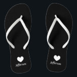 Chanclas Flimas de bodas de playa personalizadas para los h<br><div class="desc">Flip flops de bodas en la playa para los huéspedes. Elegante juego de favores con apellido o monograma personalizado y símbolo de amor al corazón. antecedentes personalizados y color de correa para él y sus hombres y mujeres. Romántico, blanco y negro, sus sandalias con tipografía caligráfica de escritura elegante. Diversión...</div>