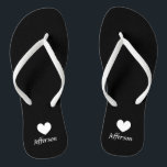 Chanclas Flimas de bodas de playa personalizadas para los h<br><div class="desc">Flip flops de bodas en la playa para los huéspedes. Elegante juego de favores con apellido o monograma personalizado y símbolo de amor al corazón. antecedentes personalizados y color de correa para él y sus hombres y mujeres. Romántico, blanco y negro, sus sandalias con tipografía caligráfica de escritura elegante. Diversión...</div>