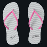 Chanclas Flip fllip de fiesta de boda en monograma de chevr<br><div class="desc">Flip flops del boda de patrón de chevron con nombre gris/gris monograma. Correa de color personalizado para él y sus hombres y mujeres. Color de fondo personalizado e iniciales de nombre personalizadas. Modernas sandalias de diseño de rayas zigzag. Líneas verticales u horizontales. Trato de fiesta para boda de temas de...</div>