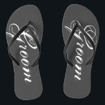 Chanclas Flip flops de boda gris rústico para novia y novio<br><div class="desc">Un boda rústico invita al novio y a la novia o a los huéspedes. Colores de correa personalizado para él y sus hombres y mujeres. Color de fondo gris / gris personalizable y personalizable con iniciales de nombre o monograma. Las sandalias modernas, en blanco y negro, y las suyas cuelgan...</div>
