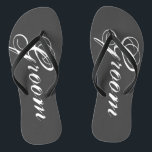 Chanclas Flip flops de boda gris rústico para novia y novio<br><div class="desc">Un boda rústico invita al novio y a la novia o a los huéspedes. Colores de correa personalizado para él y sus hombres y mujeres. Color de fondo gris / gris personalizable y personalizable con iniciales de nombre o monograma. Las sandalias modernas, en blanco y negro, y las suyas cuelgan...</div>