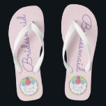 Chanclas Flip Flops de la dama de honor Boda personalizada<br><div class="desc">Las sandalias de giro presentan un ilustracion de marca original de un pastel boda,  con BRIDESMAID en un divertido tipo de letra morado. Simplemente personaliza con las iniciales de la pareja y la fecha boda!</div>