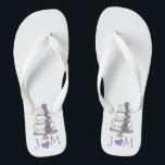 Chanclas Flip Flops de la fiesta de novias Boda personaliza<br><div class="desc">Los flip flops cuentan con un ilustracion de marca original de un pastel boda escalonado con esmerilado y flores violetas. Simplemente personaliza con tus iniciales!</div>
