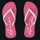 Chanclas Flip Flops de novia rosada<br><div class="desc">Estos adorables chanclas de novia son perfectos para la nueva novia. ¡La palabra "novia" aparece en blanco a lo largo del centro de las chanclas rosas! Derechos de autor Kathy Henis</div>