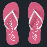 Chanclas Flip Flops de novia rosada<br><div class="desc">Estos adorables chanclas de novia son perfectos para la nueva novia. ¡La palabra "novia" aparece en blanco a lo largo del centro de las chanclas rosas! Derechos de autor Kathy Henis</div>