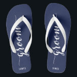 Chanclas Flip Flops del partido de la boda azul de la marin<br><div class="desc">Personalizado Groom simple fiesta de bodas azul marino flops con correas anchas y texto de personalizable - puedes agregar el nombre de Groom</div>