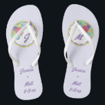 Chanclas Flip Flops del partido de novias de pastelito Boda<br><div class="desc">Los flip-flops cuentan con un ilustracion de marca original de un pastel boda coronado por rosas de hielo de color pastel. Simplemente personaliza con tu nombre e información de fecha para un único favor de boda o regalo de dama de honor!</div>