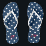 Chanclas Flip flops fiesta patriótico cuarto 4 de julio<br><div class="desc">Flip flops de fiesta patriótico el 4 de julio con monograma personalizado. Correa de color personalizado para él y sus hombres y mujeres. Color de fondo personalizado e iniciales de nombre personalizadas. Modernas sandalias de diseño de estrellas de la bandera estadounidense para el Día de la Independencia. Partición especial para...</div>