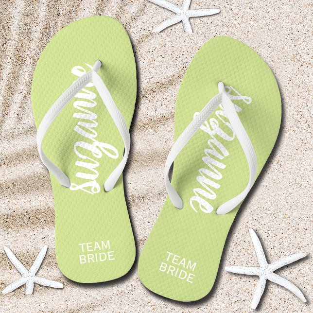 Chanclas Flip Flops personalizado de timbre de novia en equ (Team Bride Lime and White Personalized Flip Flops)