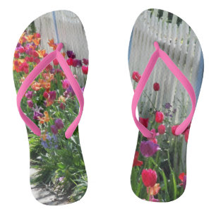 Chanclas flip flops tulips jardín foto de la valla blanca